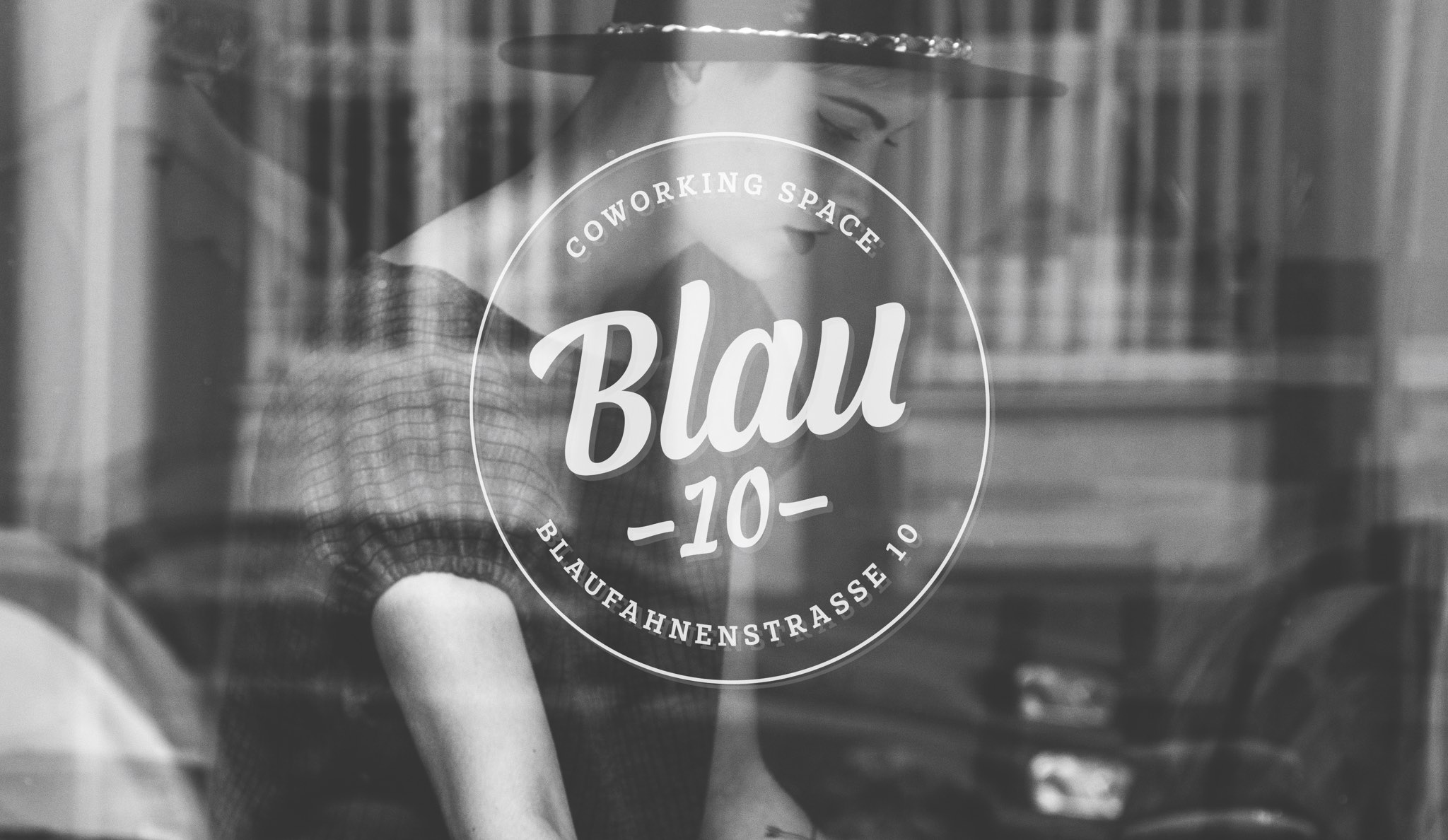 Das Blau10-Logo an der Glastür des Coworking Space